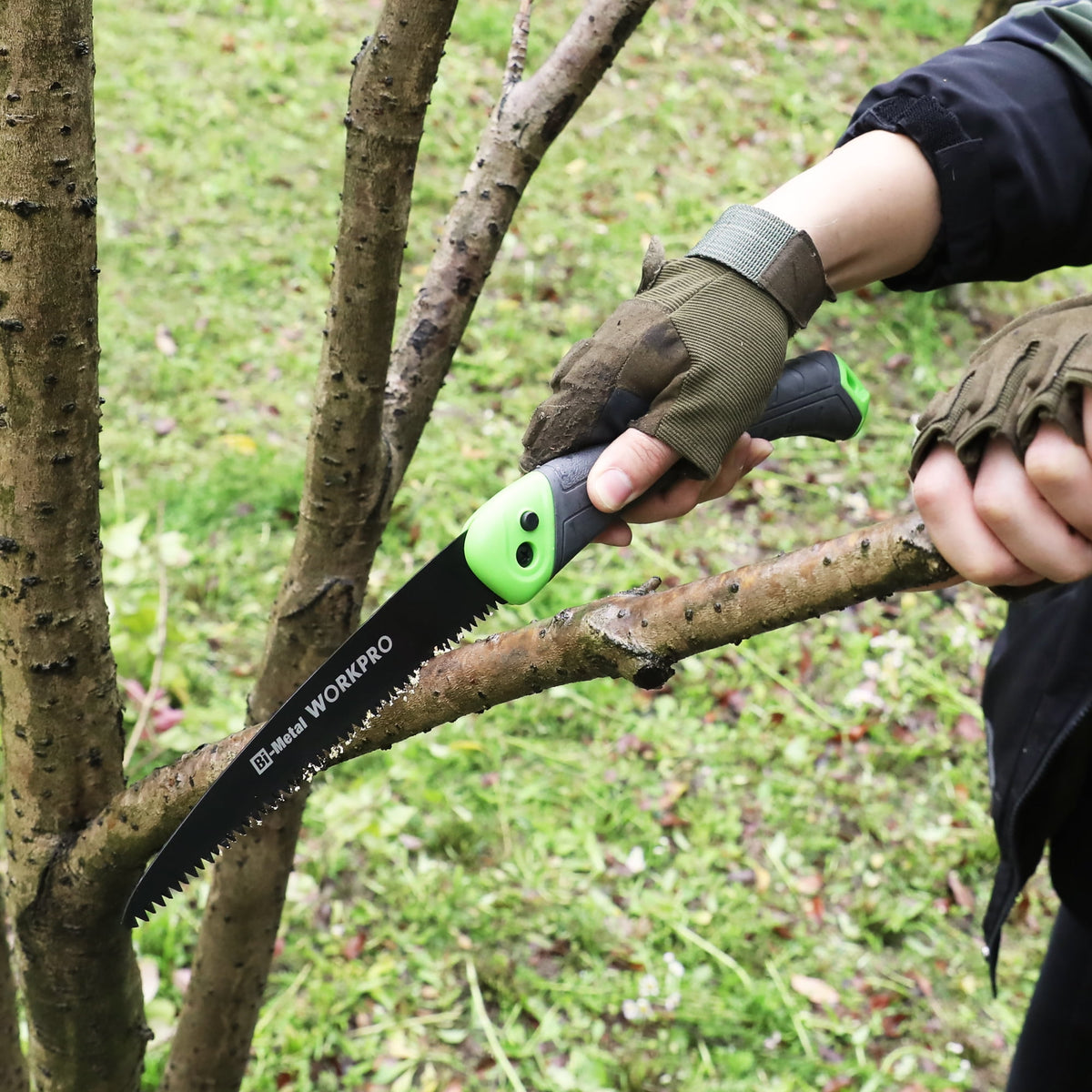 WORKPRO Folding Saw, Small Hand Pruning Saw with 7 Inch Blade - Portable Camping Saw with Triple Cut Teeth for Trees Trimming Branches Cutting Gardening Hunting, Push Button Lock